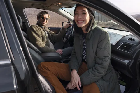 Dos personas preparan una ruta para compartir coche