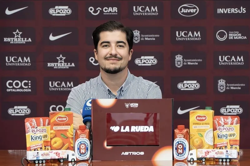 Pablo Pelegrín en la presentación del Partido del Recreo, con el logotipo de La Rueda en la pantalla de la mesa