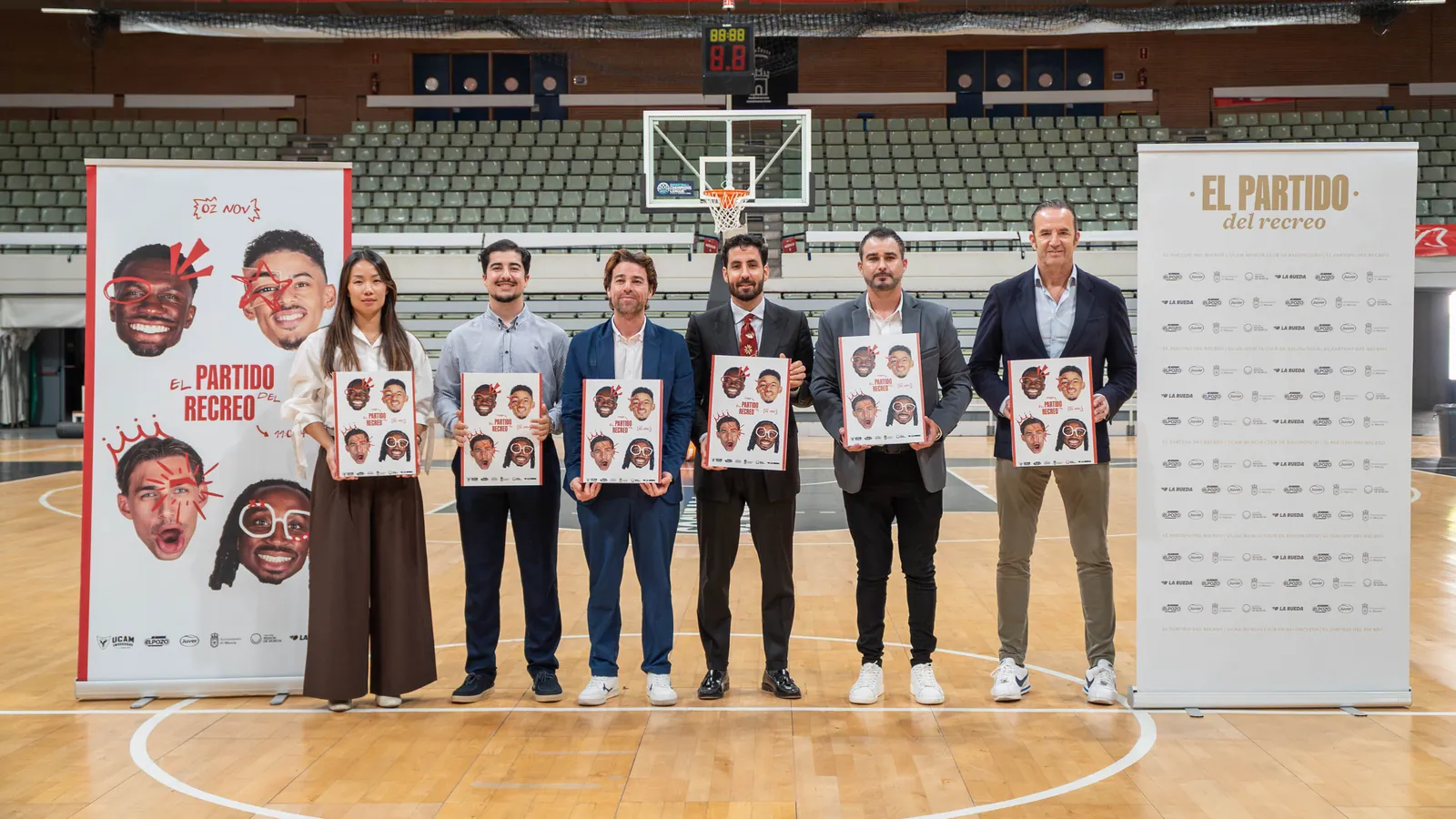 Representantes de UCAM Murcia, instituciones y patrocinadores presentan el Partido del Recreo V en el Palacio de los Deportes